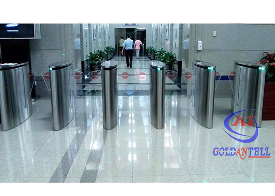 รวดเร็วอัตโนมัติ 240v ระบบ Flap Barrier การควบคุมการเข้าถึงสมาร์ท RFID Card สําหรับสนามกีฬา