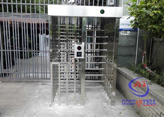 ป้องกันการชนกันลายนิ้วมือ RFID ประตูหมุนเต็มความสูง SUS304 ประตูสี่แขน